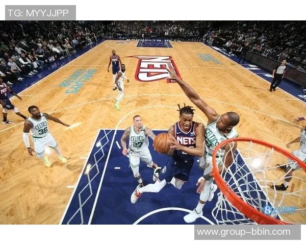 克拉克斯顿半场表现出色11投6中贡献13分7篮板2助攻1抢断